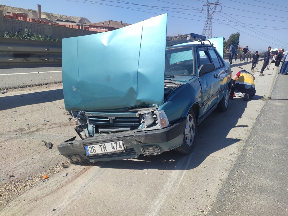 Afyonkarahisar'da Feci Trafik Kazası: 1 Ölü, 2 Yaralı