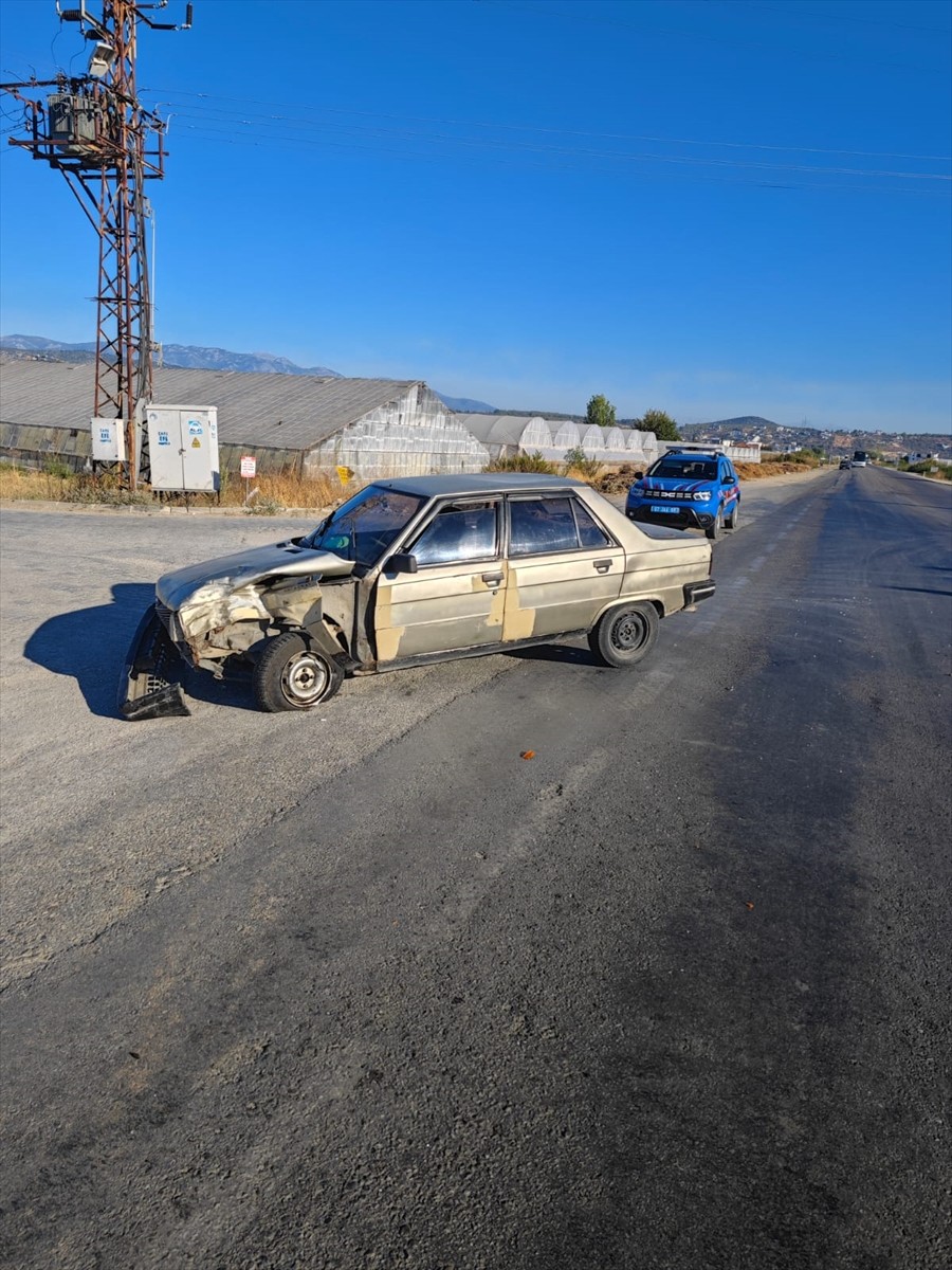 Antalya'da Motosiklet ve Otomobil Çarpıştı: Güvenlik Kamerası Görüntüledi