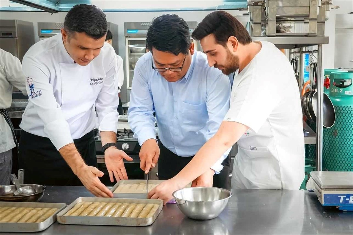 Karabük Üniversitesi Akademisyenleri Tayland'da Baklava Tanıttı