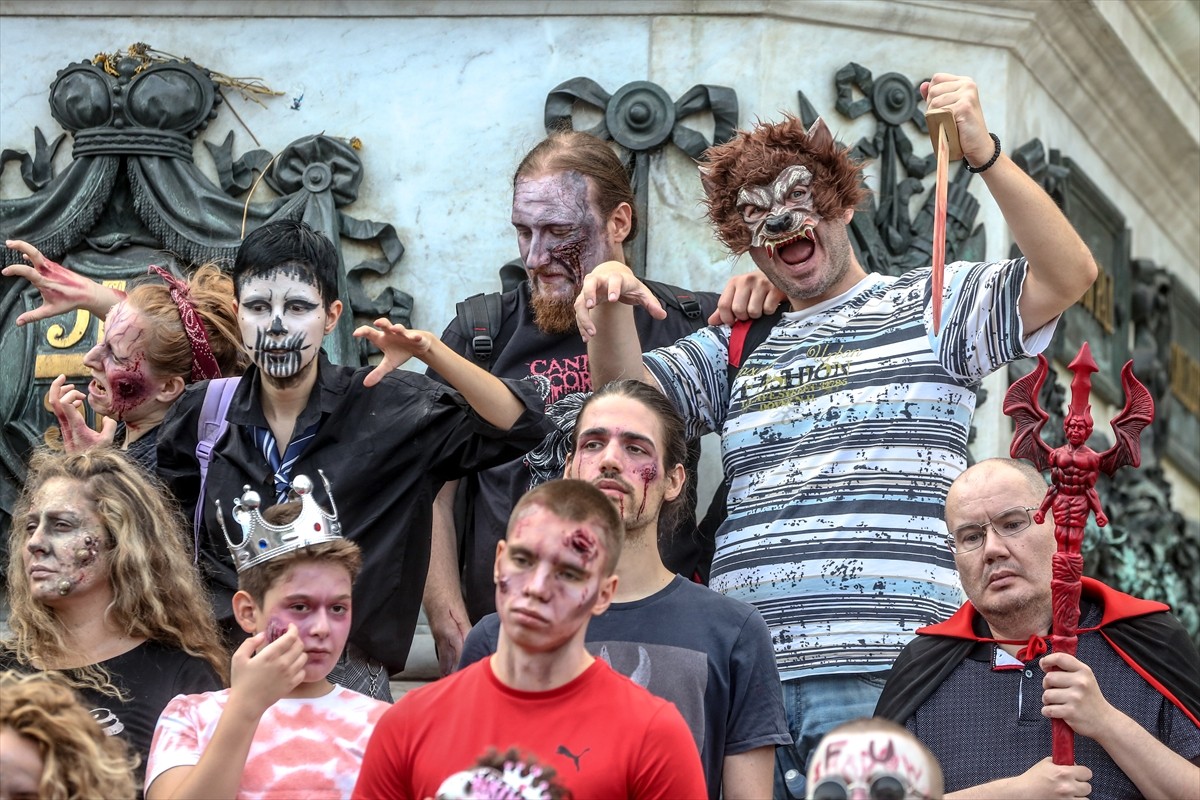 Belgrad'da Geleneksel Zombi Yürüyüşü Renkli Anlara Sahne Oldu