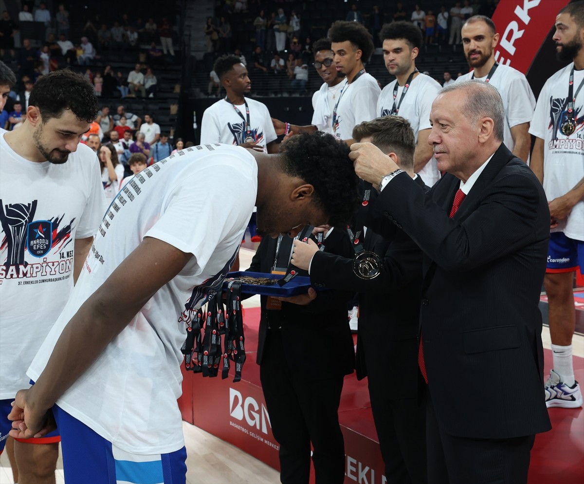 Cumhurbaşkanı Erdoğan'dan Anadolu Efes'e Kupa Töreni