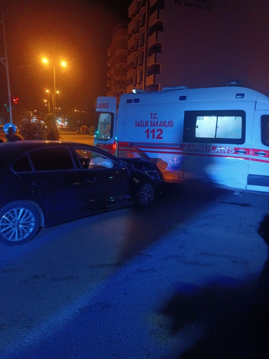 Gaziantep'te Ambulans ile Otomobil Çarpıştı: 2 Yaralı