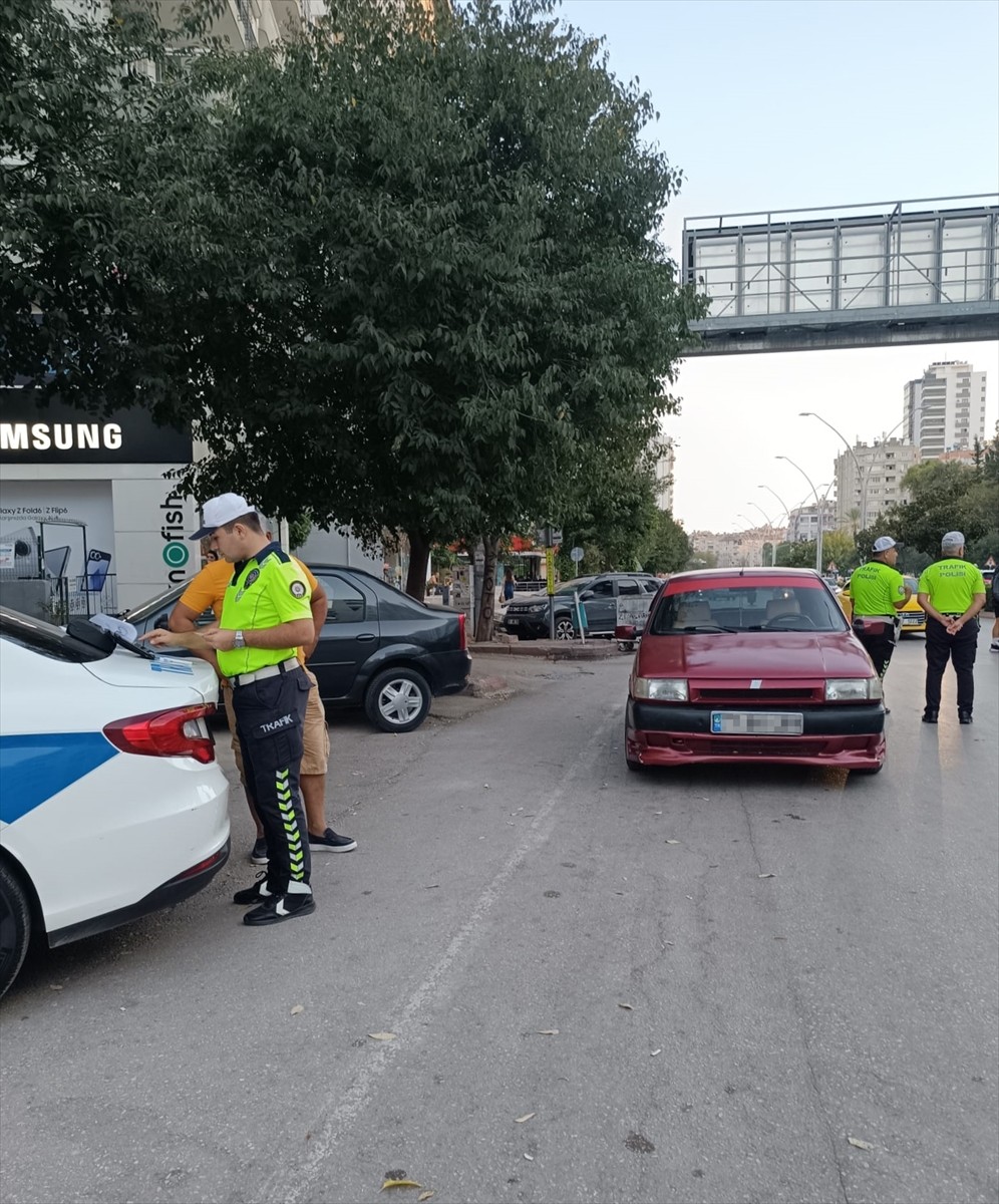 Adana'da Yaya Geçidinde Sürücülere Ceza Uygulandı