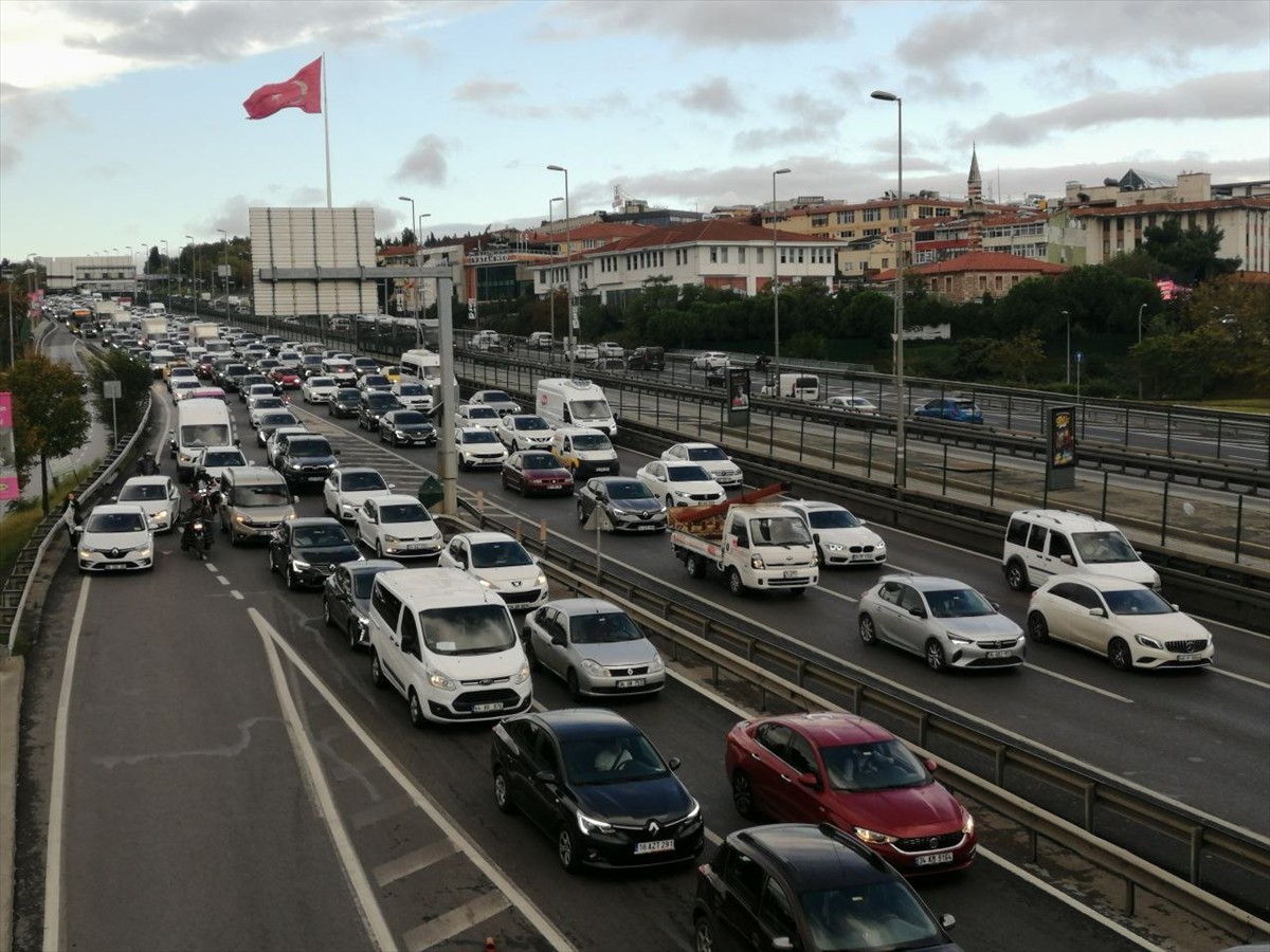 İstanbul'da Haftanın İlk Günü Trafik Sorunları