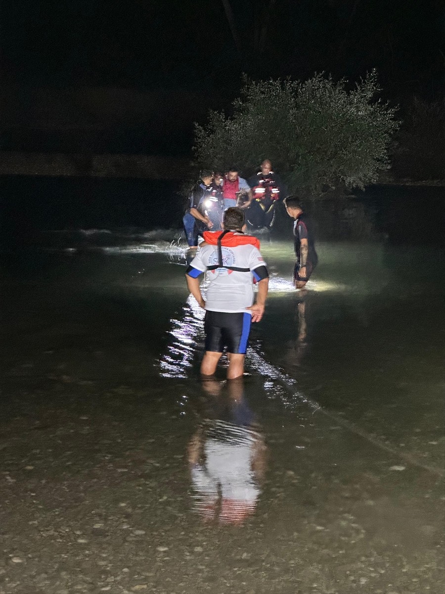 Antalya'da Yükselen Su Seviyesinde Mahsur Kalan Aile Kurtarıldı