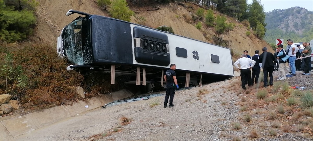 Burdur'da Yolcu Otobüsü Devrildi: 8 Yaralı