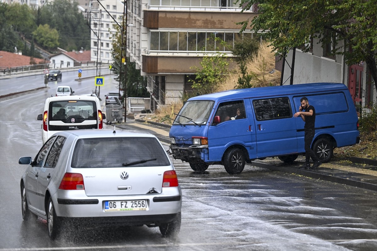 Ankara'da Minibüs Kayalıklara Çarptı: Anlar Kamerada