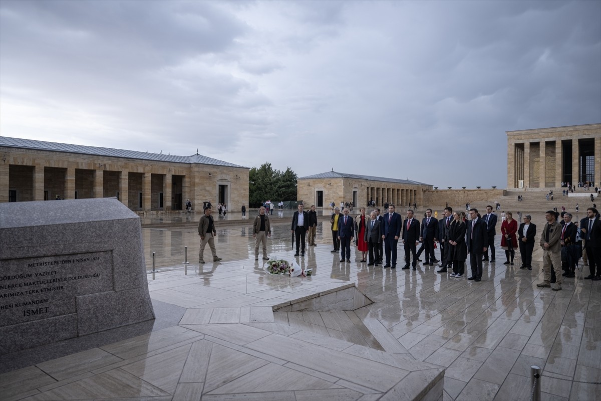 Almanya SPD Eş Genel Başkanı Klingbeil Anıtkabir'i Ziyaret Etti