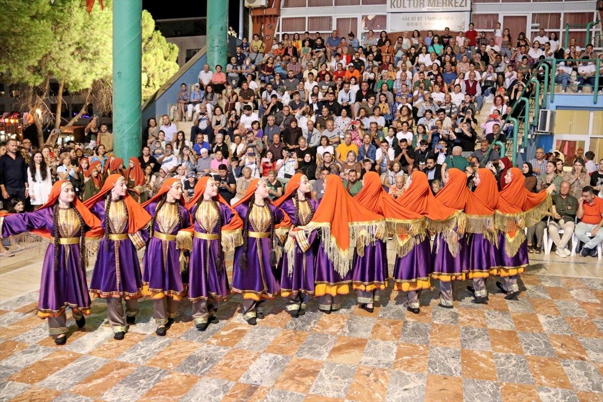 Fethiye'de Uluslararası Halk Oyunları Festivali Coşkuyla Gerçekleşti