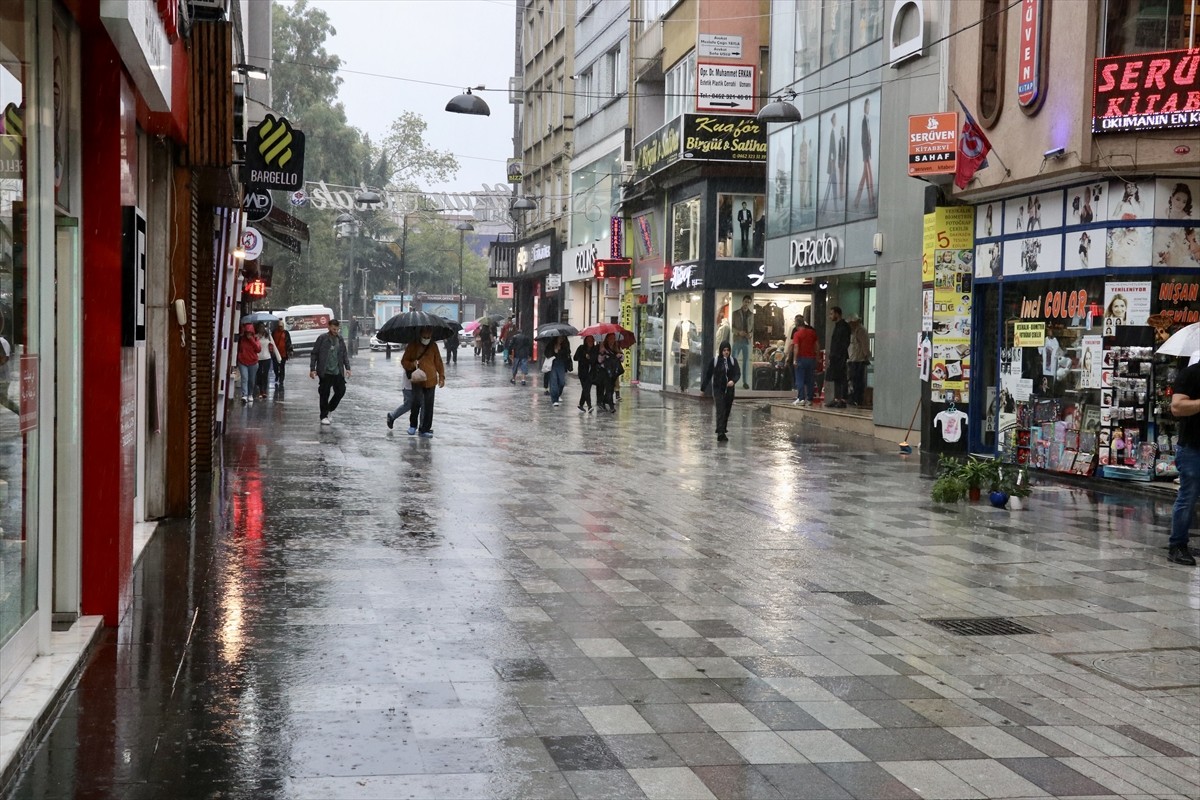 Trabzon'da Sağanak Yağış Hayatı Olumsuz Etkiledi