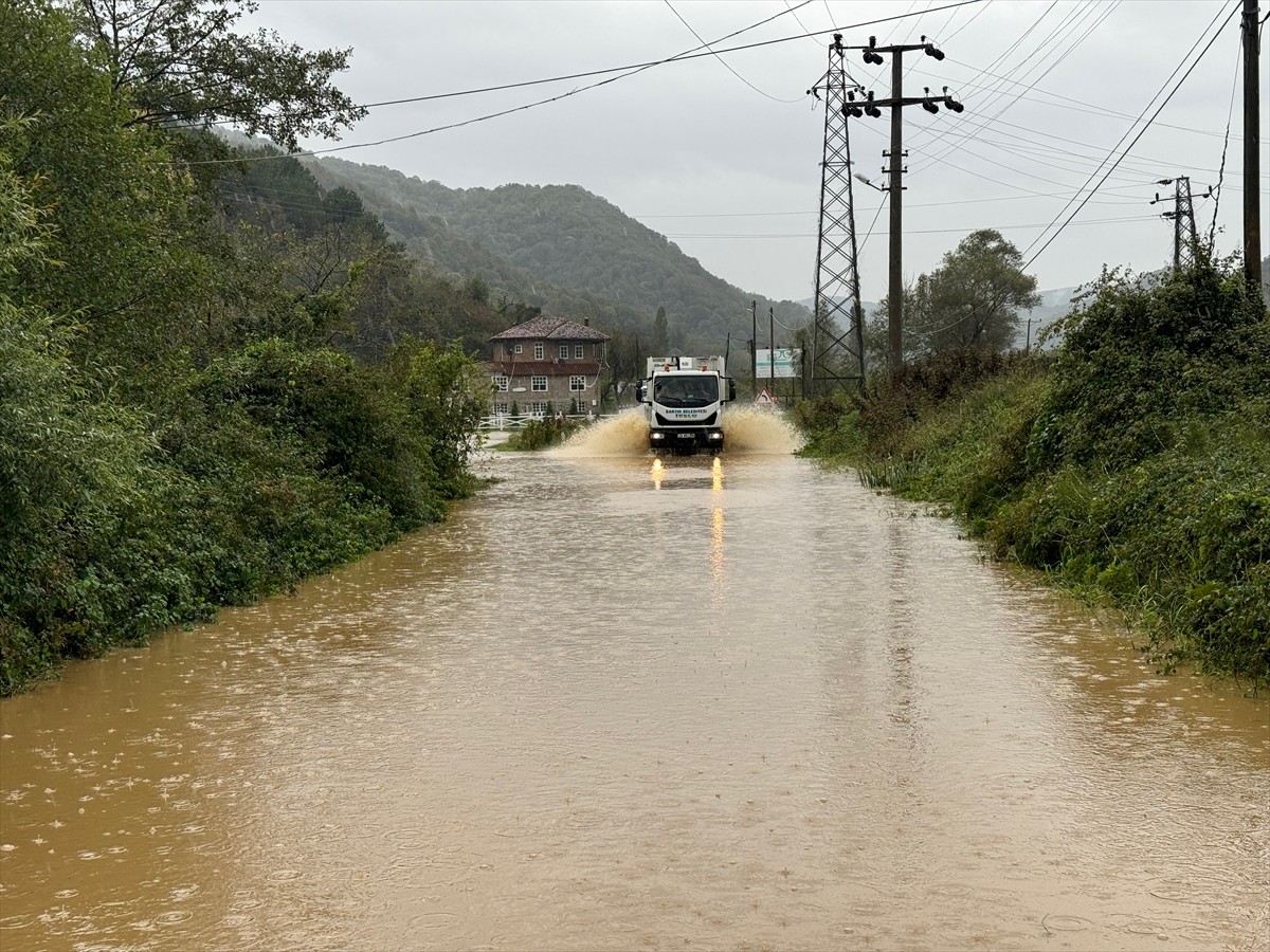 Bartın'da Sağanak Yağış Yol Kapattı