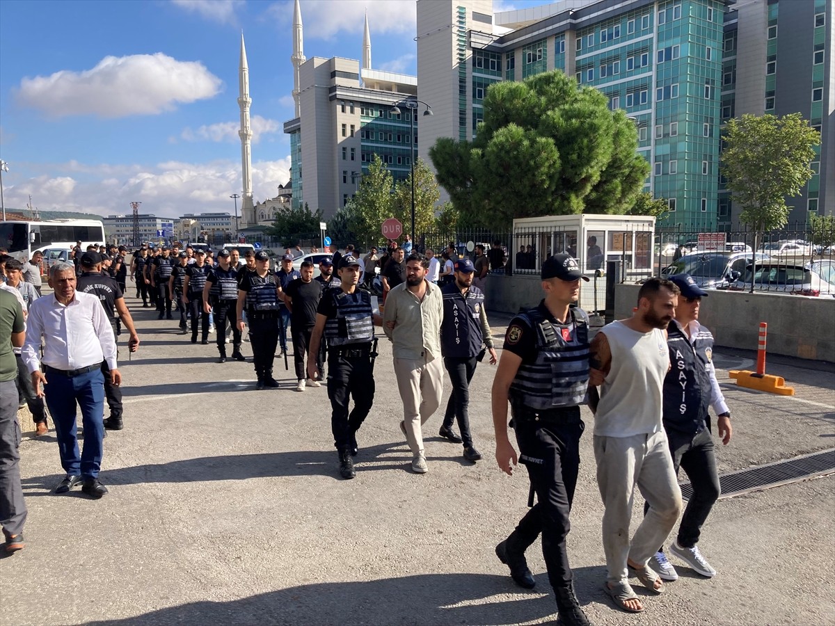 Gaziantep'te Uzun Namlulu Silahlarla Gözaltına Alınan 12 Şüpheli Tutuklandı