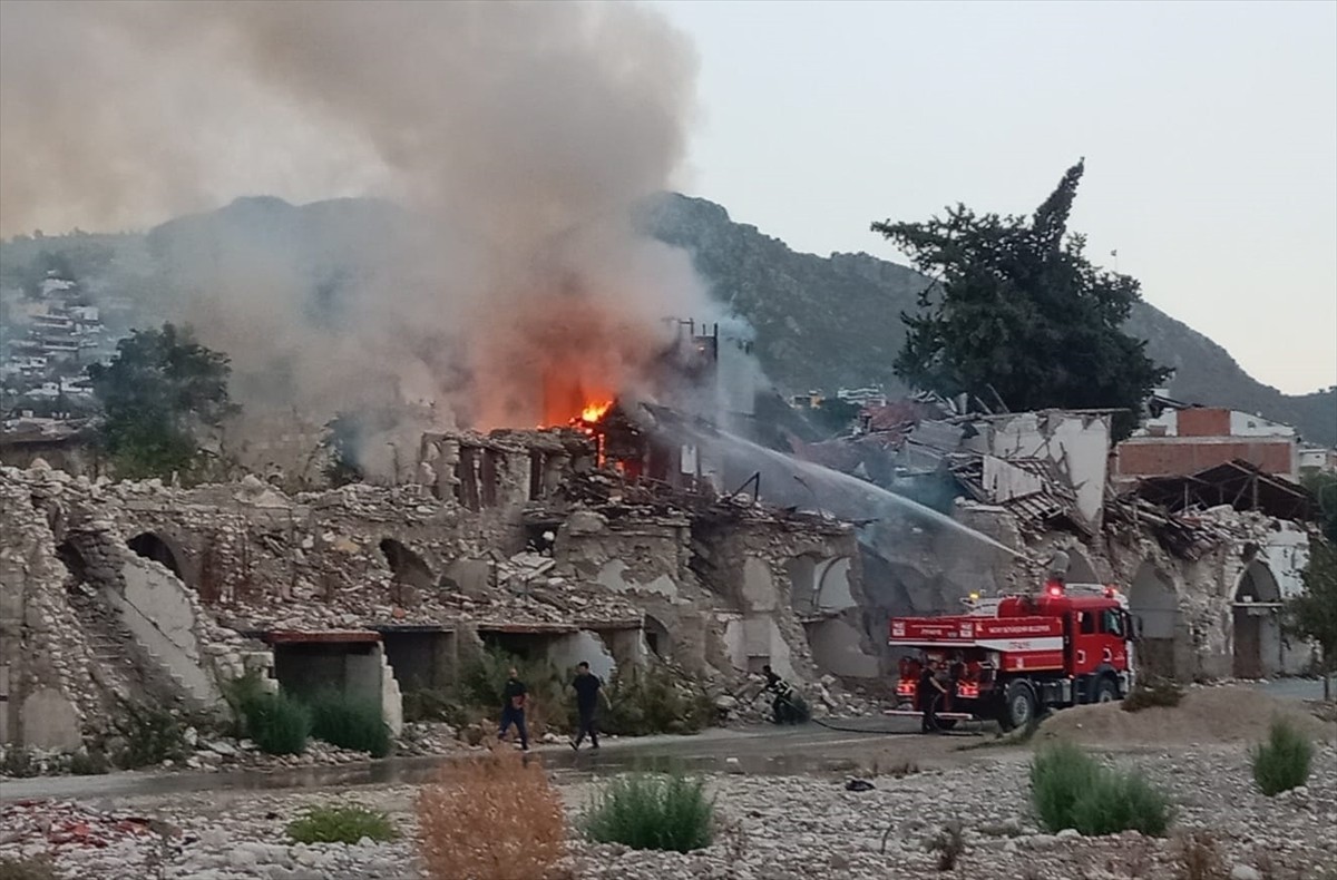 Hatay'da Boş Binada Yangın Çıktı, Söndürüldü