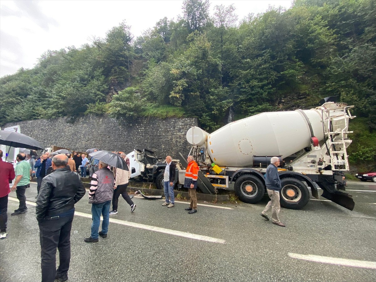 Rize'de Kamyon ve Beton Mikseri Çarpıştı: 2 Yaralı