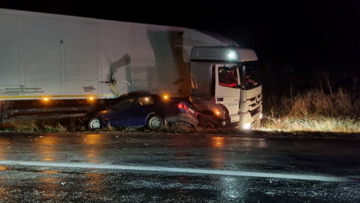 Çorum’da Otomobil Tıra Çarptı: 5 Yaralı