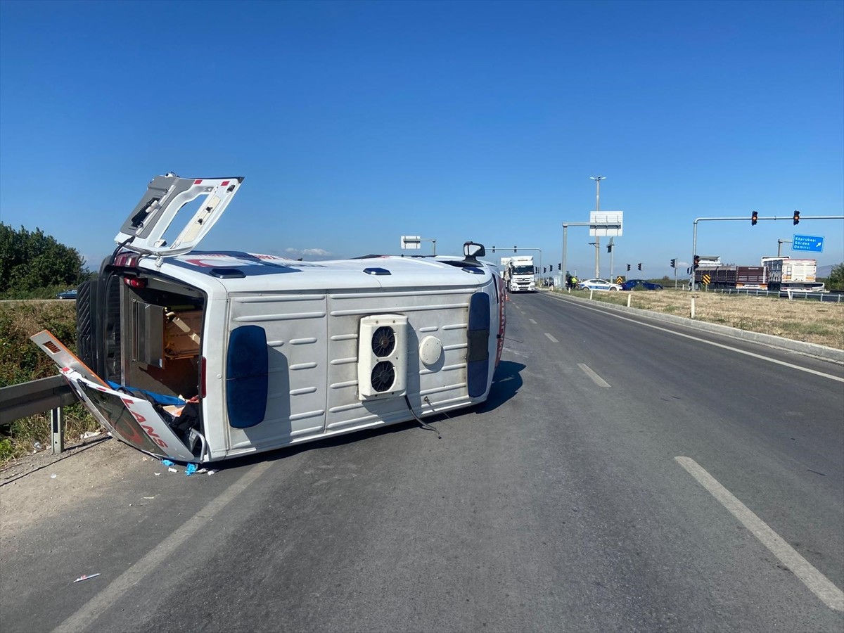 Manisa'da Ambulans ile Ticari Araç Çarpıştı: 3 Yaralı