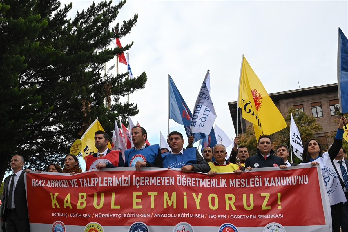 CHP ve Sendikalar Okullardaki Sorunlara Dikkat Çekmek İçin Eylem Düzenledi