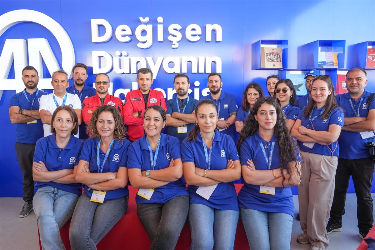 Selçuk Bayraktar, TEKNOFEST'te AA Standını Ziyaret Etti