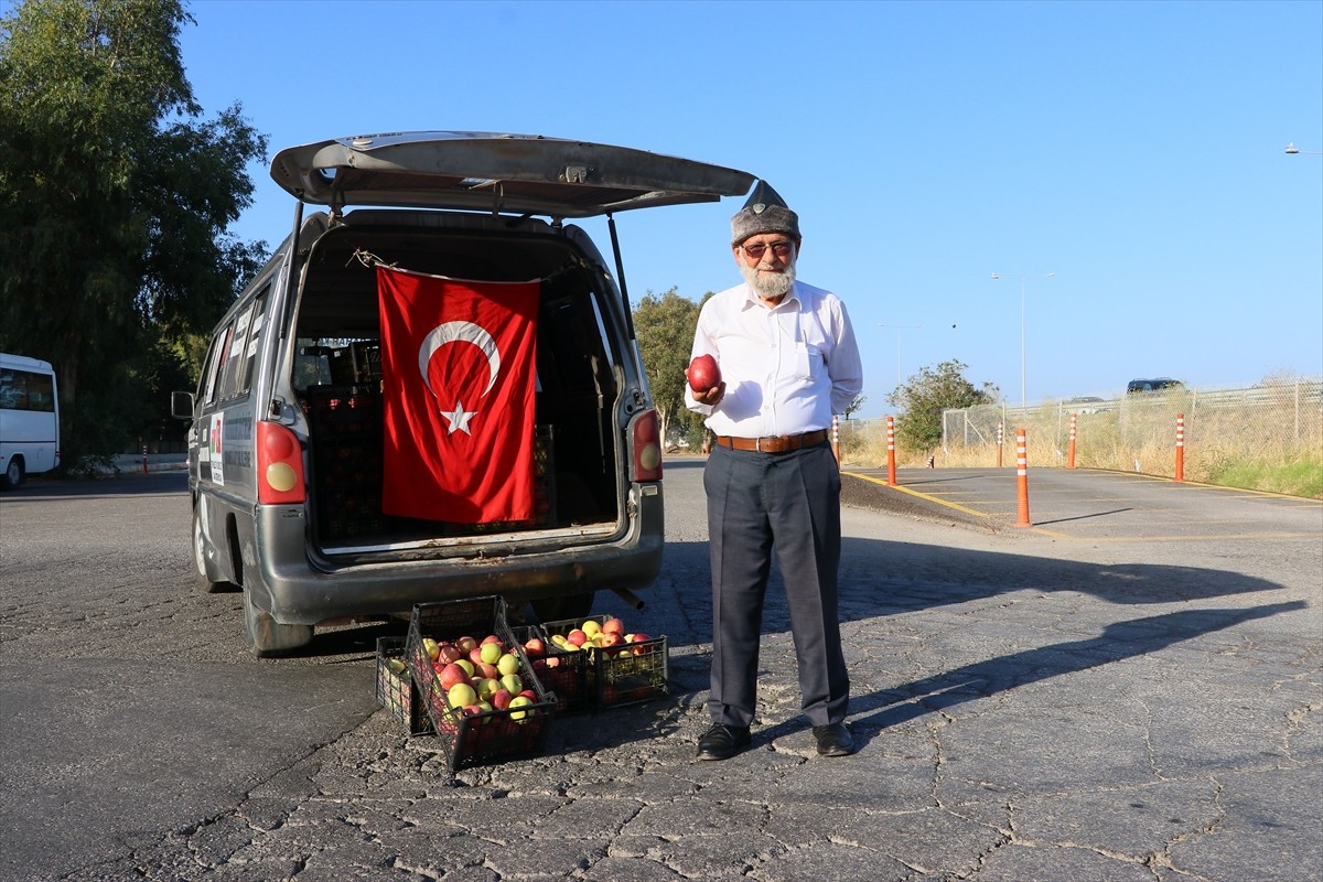 Elmacı Dede'den Askerlere Elma İkramı