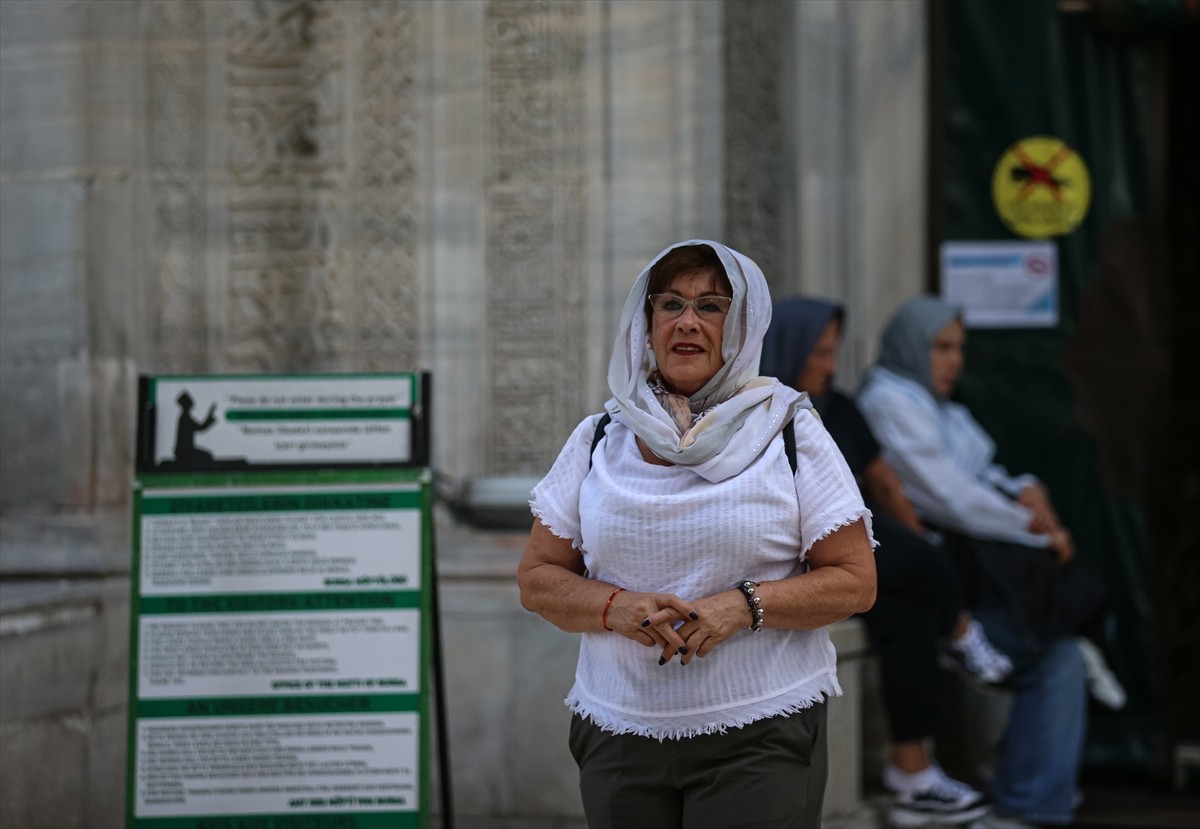 Yabancı Turistlerin Cami Ziyareti ve Saygı Gösterimleri