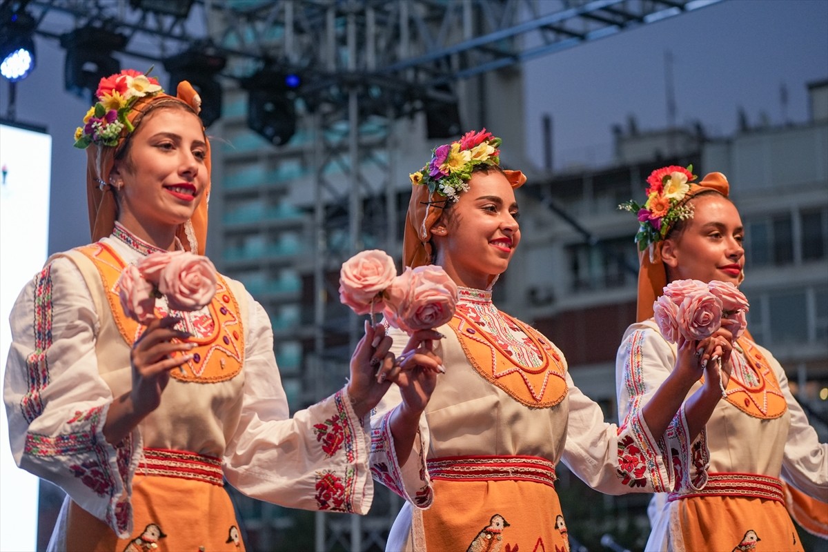 Uluslararası Balkanlılar Halk Dansları Festivali İzmir'de Başladı