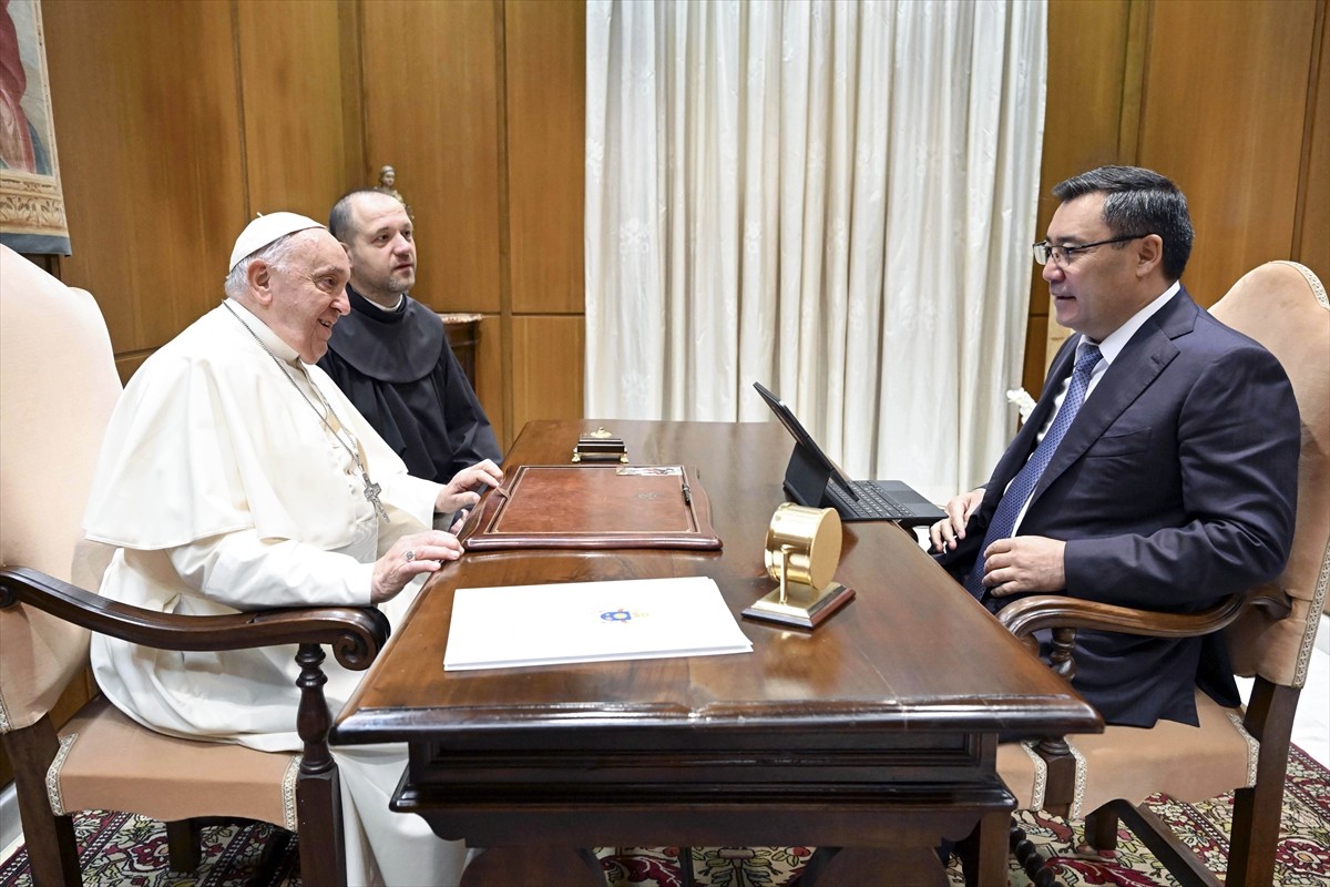 Kırgızistan Cumhurbaşkanı Sadır Caparov'un Papa Franciscus ile Görüşmesi