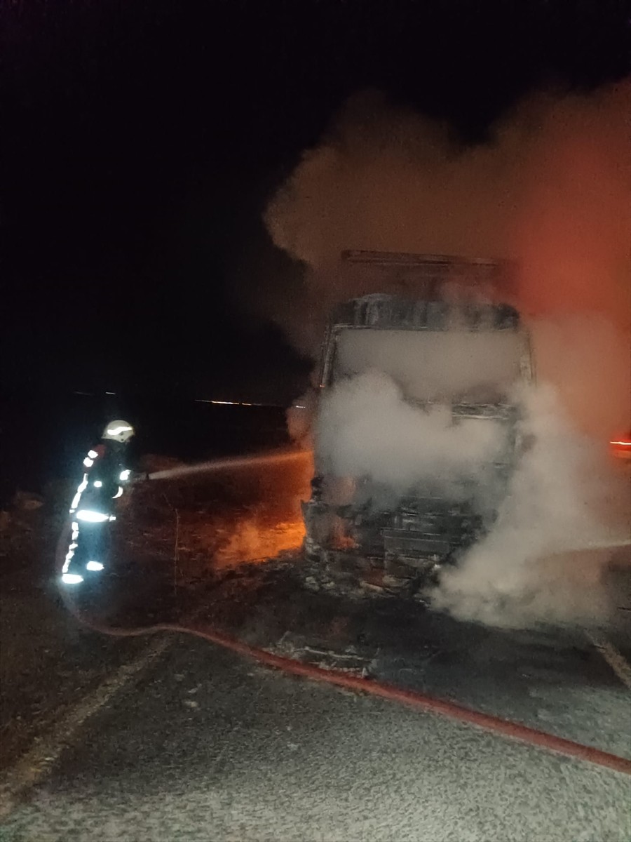 Mardin'de Seyir Halindeyken Tır Alev Alev Yandı