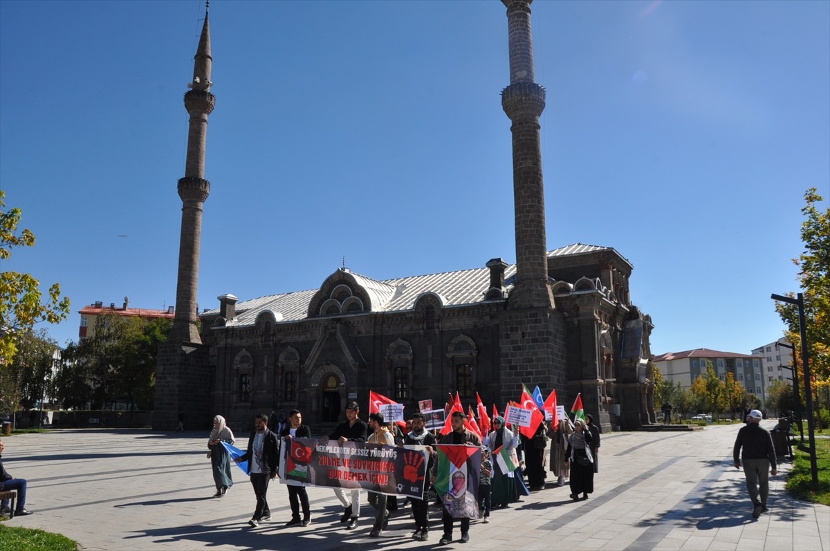 Kars'ta Sağlık Çalışanları Gazze İçin Sessiz Yürüyüş Düzenliyor