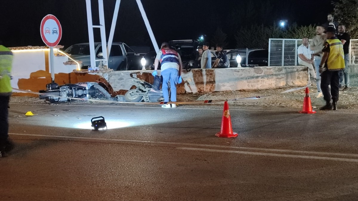 İzmir'de Motosiklet Çarpışması: 2 Yaralı