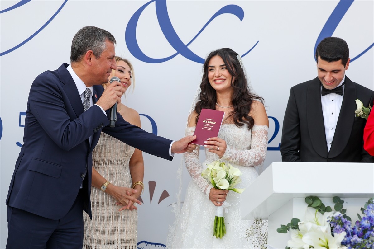 CHP Genel Başkanı Özgür Özel, Avcılar'da Nikah Şahidliği Yaptı