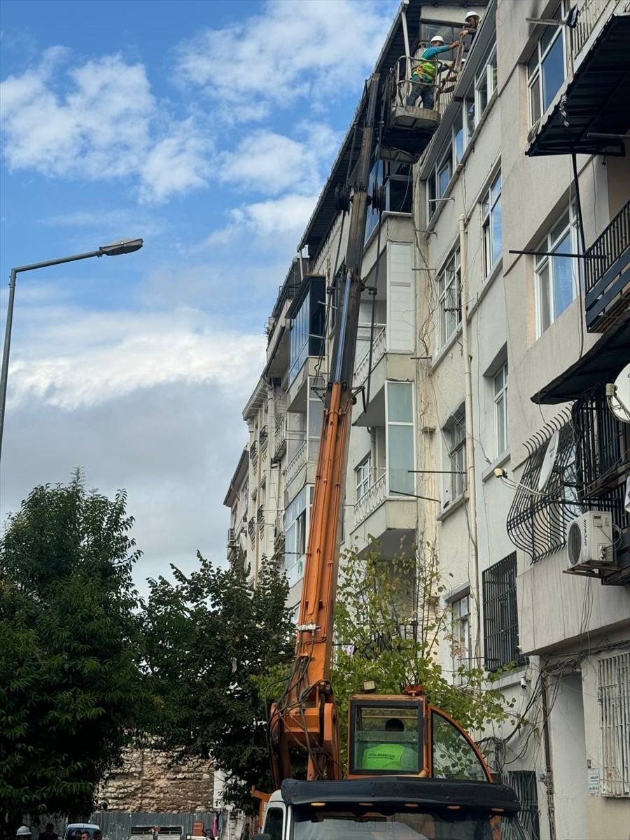 Fatih'te Kısmi Çökme Nedeniyle Mühürlenen Binanın Yıkımına Başlandı