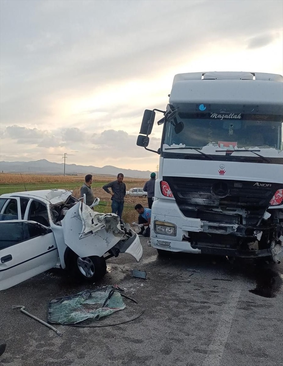 Afyonkarahisar'daki Trafik Kazasında Hayatını Kaybeden Üç Kişi Son Yolculuklarına Uğurlandı