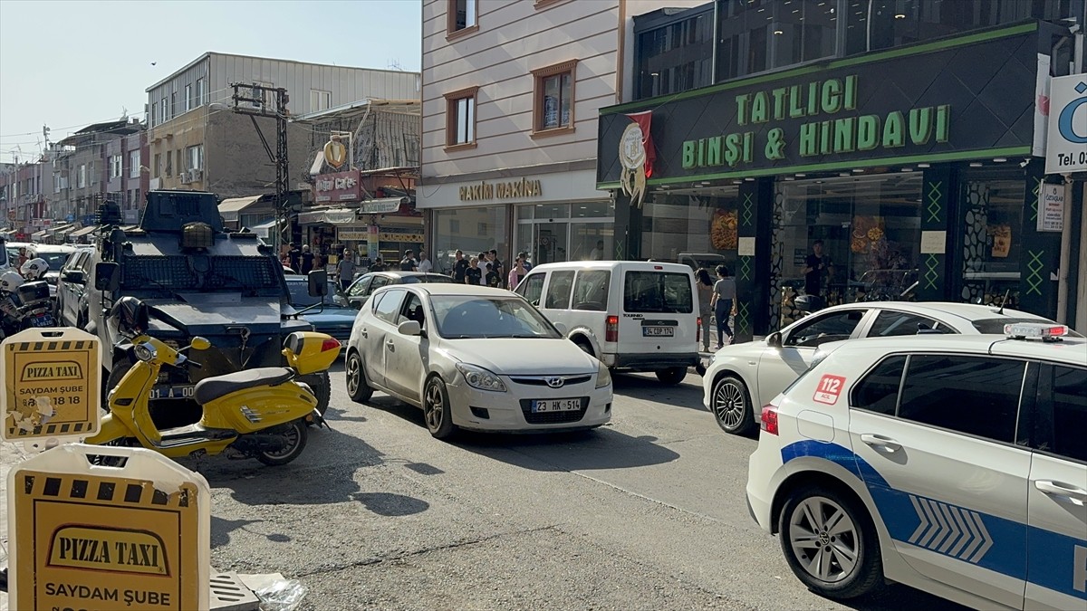 Adana'da Yolda El Bombası Bulundu