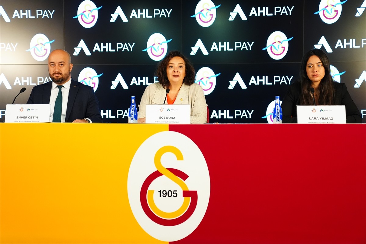 Galatasaray Kulübü ve AHL Pay'dan Otizm Yüzme Takımına Destek