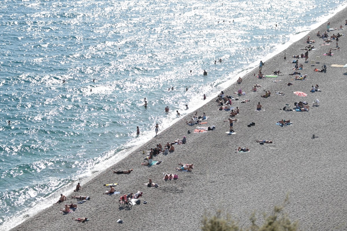 Antalya'da Yaz Sıcağı: Sahiller Kalabalık