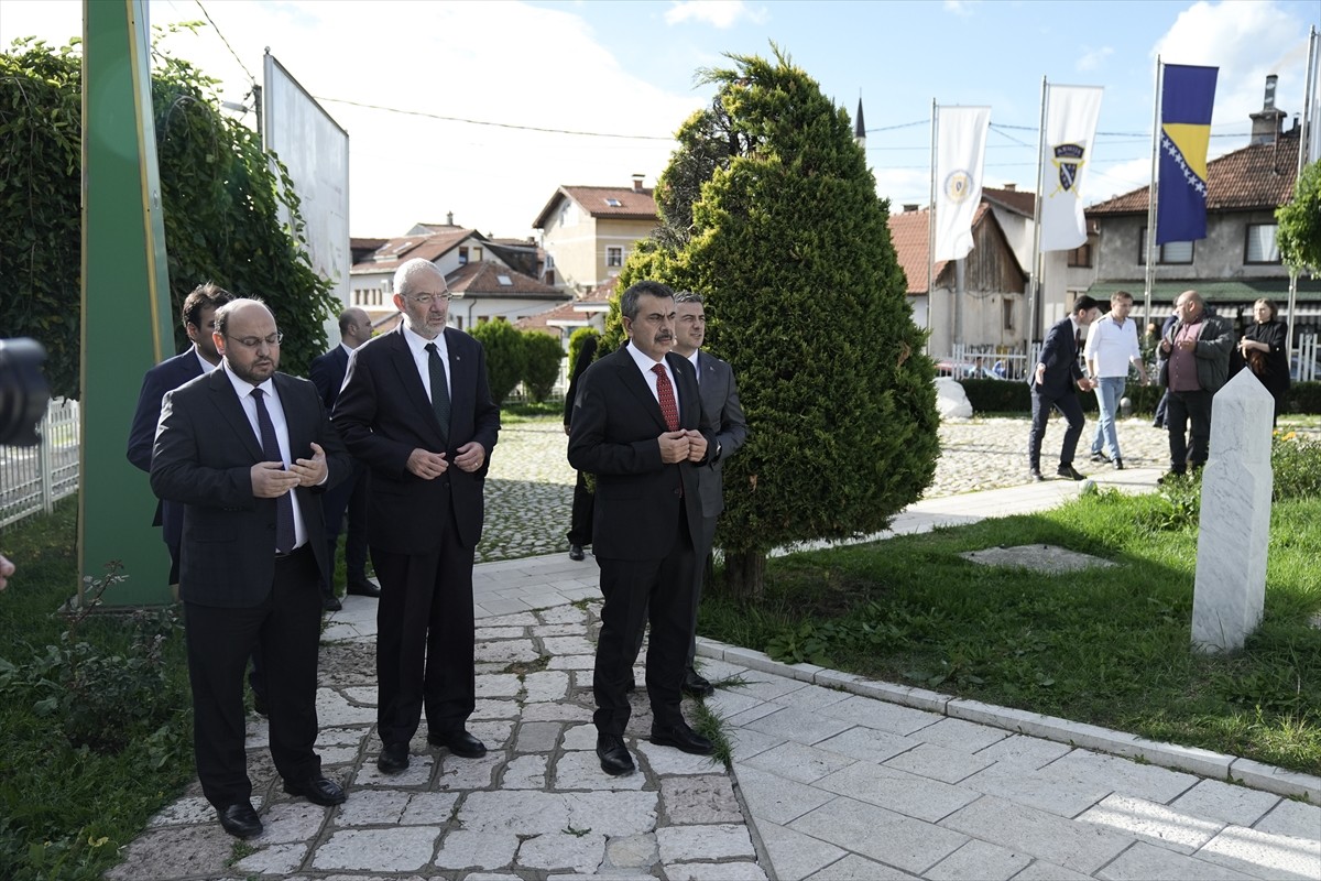 Milli Eğitim Bakanı Tekin, Kovaçi Şehitliği'ni Ziyaret Etti