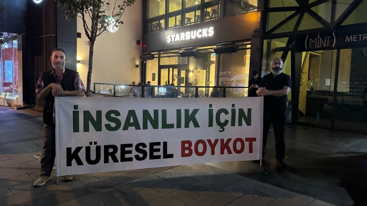 İstanbul'da İsrail Saldırılarına Karşı Starbucks Önünde Protesto Düzenlendi