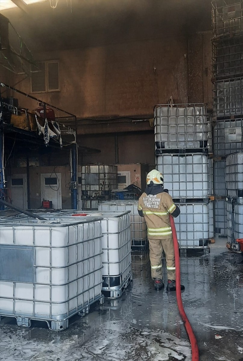 İzmir'de Geri Dönüşüm Fabrikasındaki Yangın Kontrol Altına Alındı