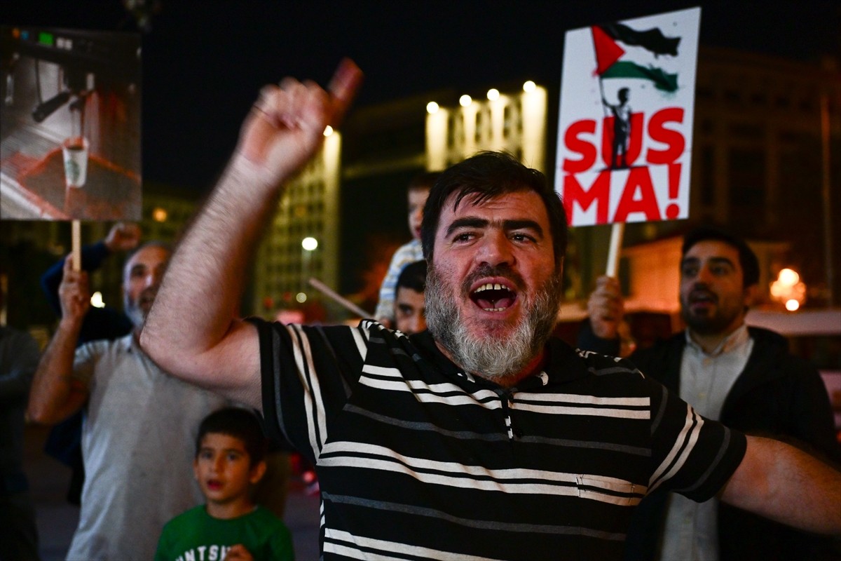 İstanbul'da Starbucks Önünde İsrail Karşıtı Protestolar Devam Ediyor