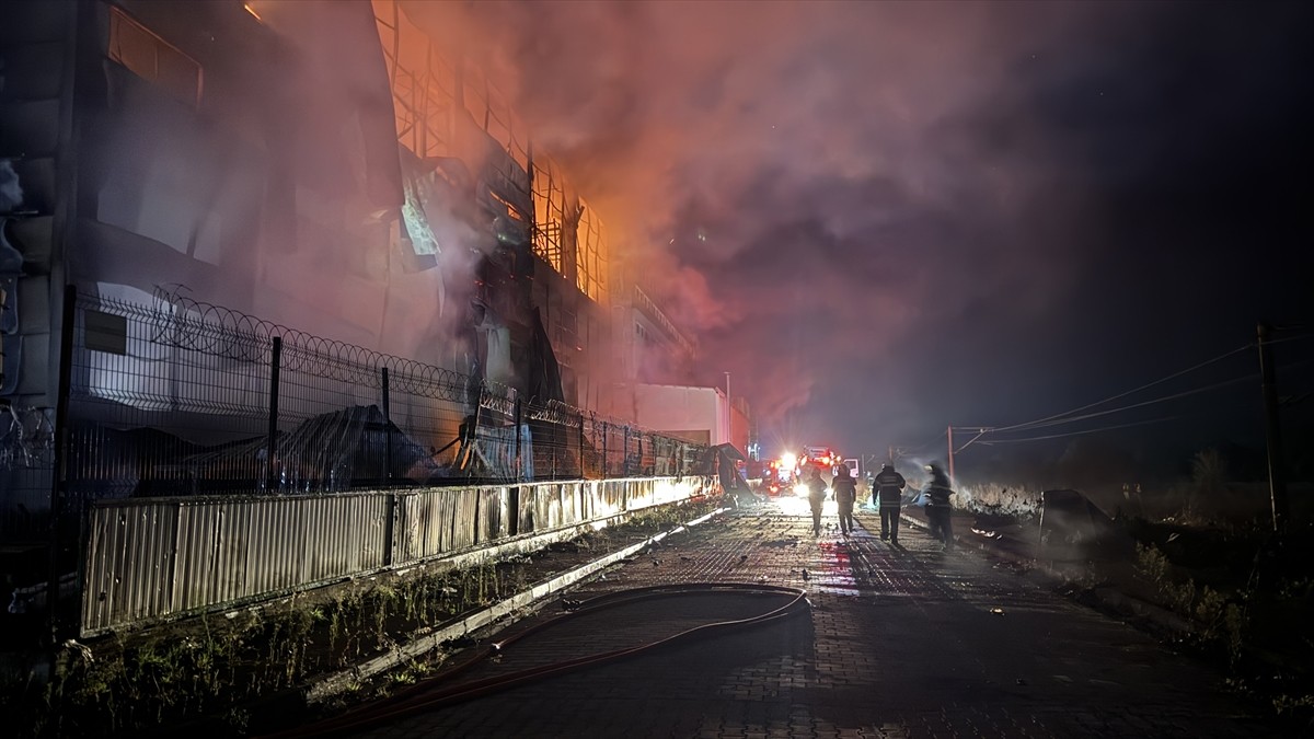 Çerkezköy'deki Kozmetik Fabrikasında Yangın Kontrol Altına Alındı