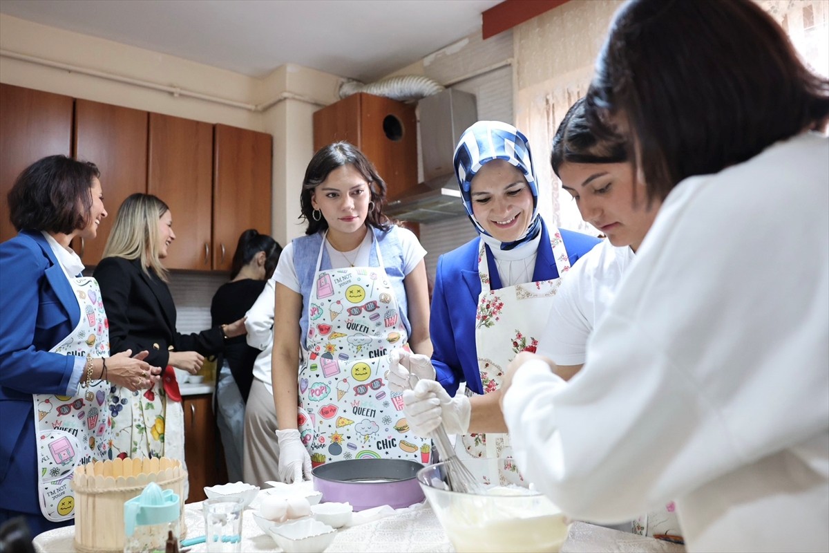 Bakan Göktaş, Dünya Kız Çocukları Günü’nde Kız Çocuklarıyla Buluştu