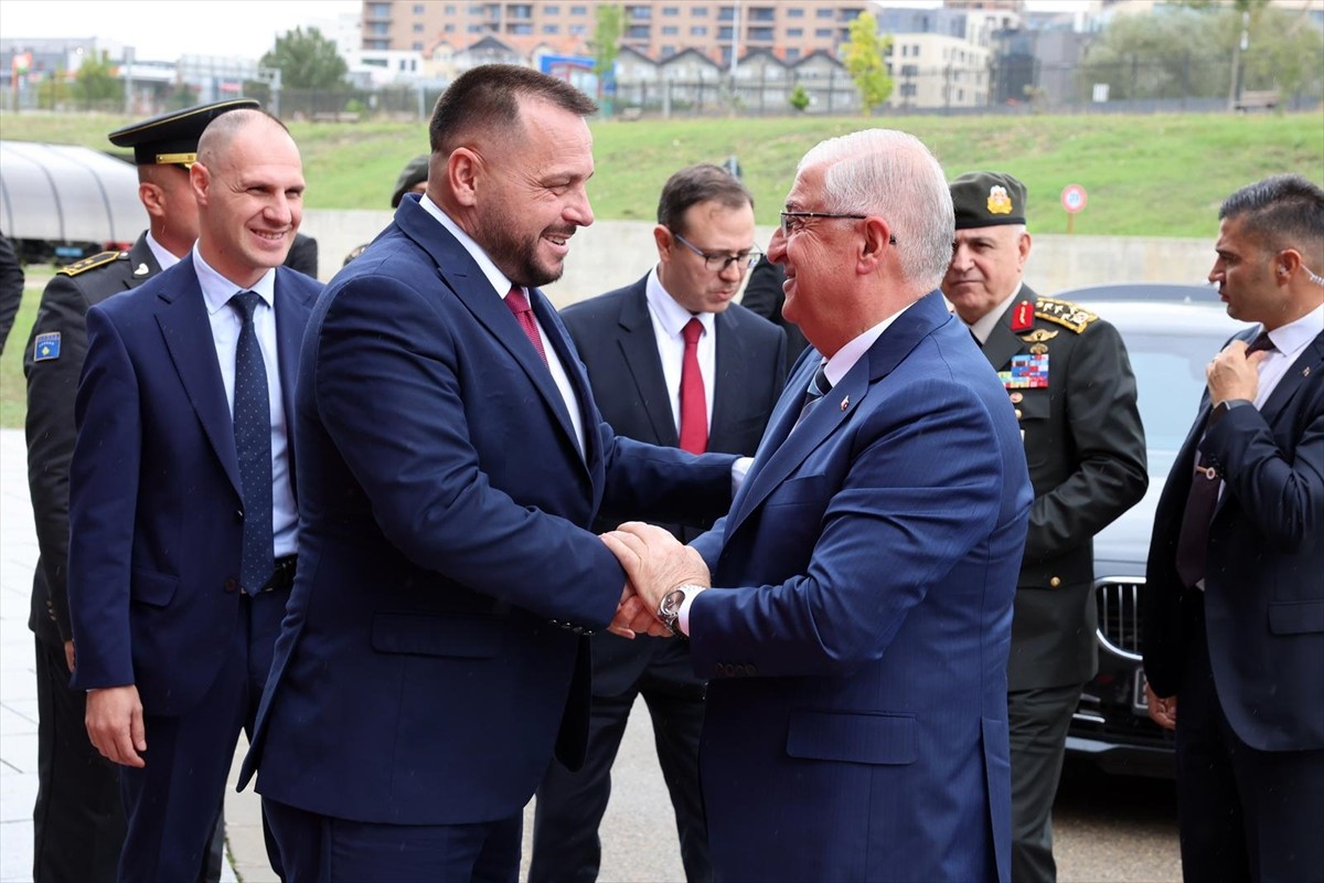 Milli Savunma Bakanı Güler, Kosova'da Savunma Bakanı Maqedonci ile Görüştü