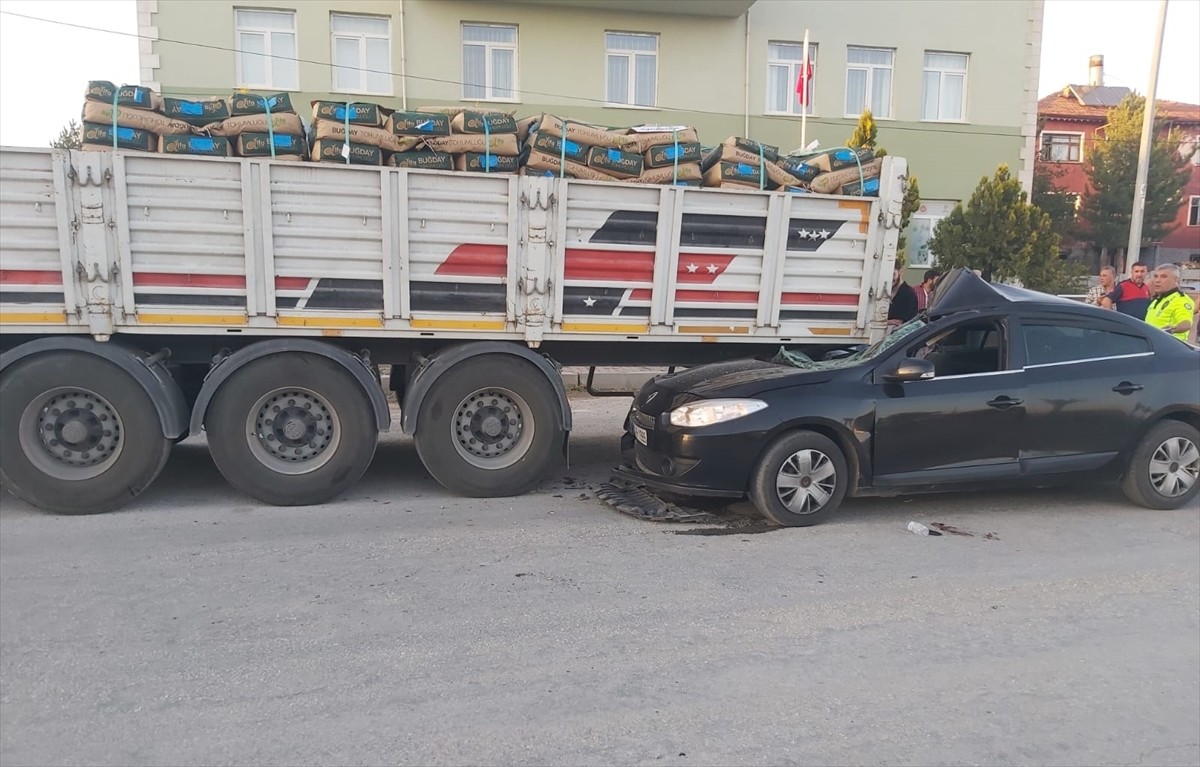 Çorum'da Park Halindeki Tıra Çarpan Otomobilde 4 Yaralı