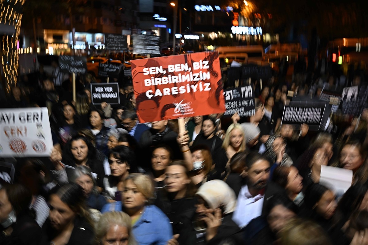 Ankara'da 'Simsiyah' Yürüyüş ile Dünya Kız Çocukları Günü Kutlandı