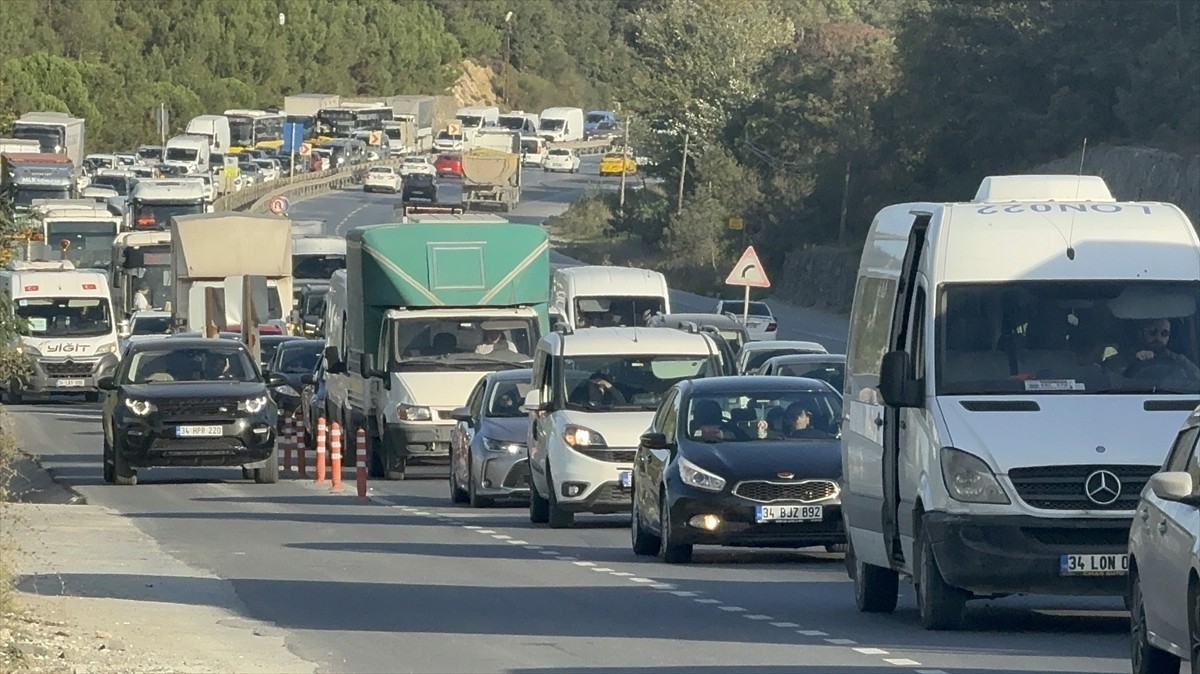 Arnavutköy'de Yol Çalışması Trafiği Olumsuz Etkiliyor