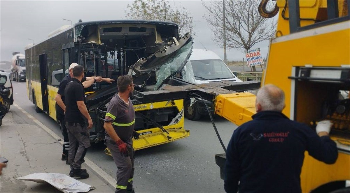 Sultangazi'de İki İETT Otobüsü Çarpıştı: 2 Yaralı