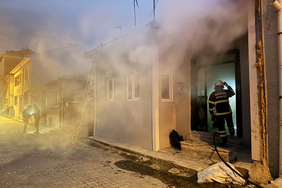 Edirne'de Ailesiyle Yaşadığı Evi Ateşe Veren Şüpheli Polise Teslim Oldu