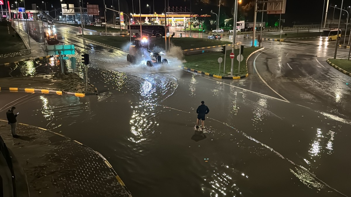 Karabük'te Sağanak Yağış Hayatı Olumsuz Etkiledi