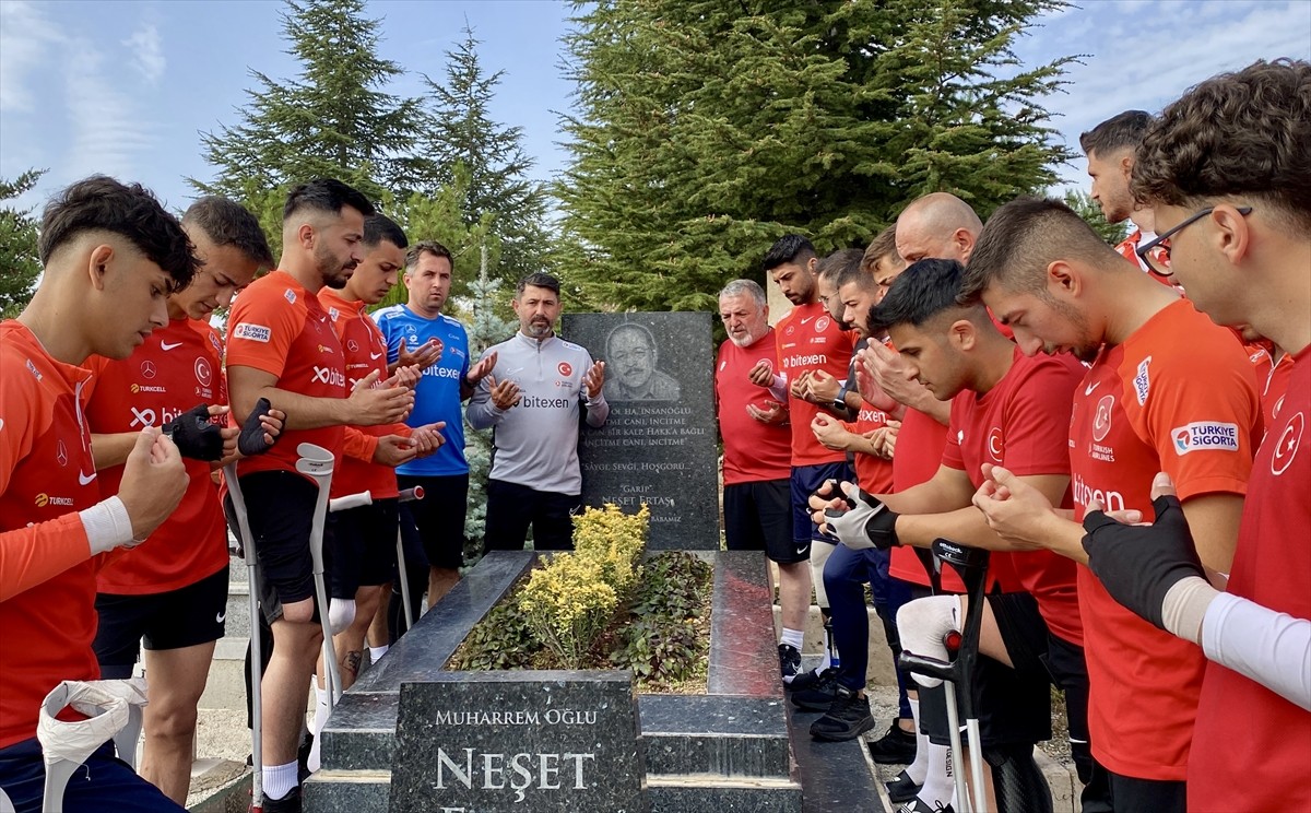 Ampute Milli Futbol Takımı'ndan Neşet Ertaş'a Saygı Ziyareti