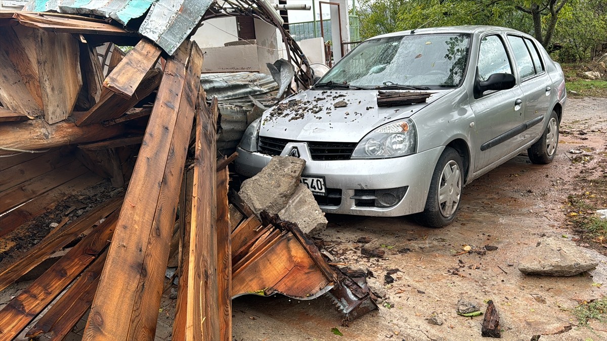 Karabük'te Fırtınanın Yıktığı Minare İmamın Aracına Düştü